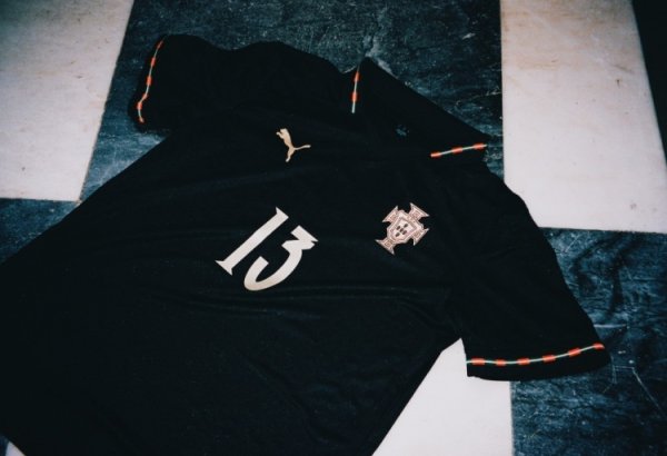 问候据说！葡萄牙厚爱发布尤西比奥记念球衣