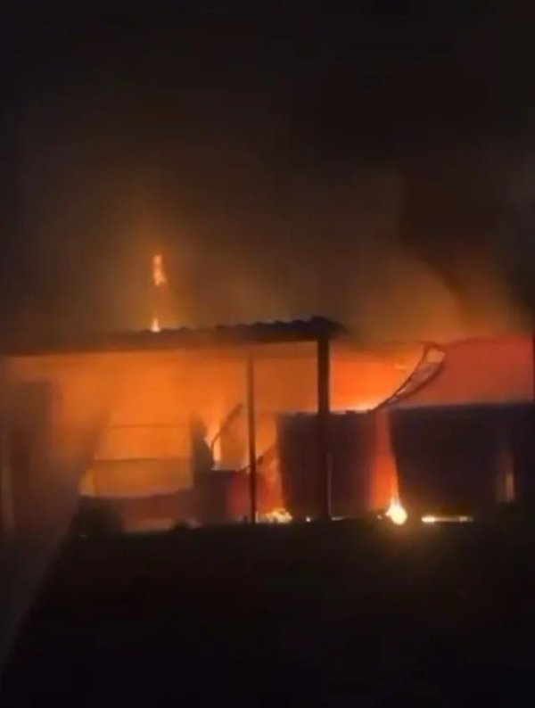 太阳报：英甲球队主场昨晚突发大火，现在已被消防队扑灭